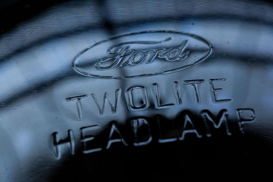  Ford V8 DeLuxe 3-Window Coupe 1933 года  (фото 14 из 25)